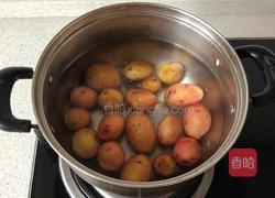 香煎小土豆的做法图解1