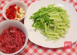 西芹炒牛肉的做法图解1