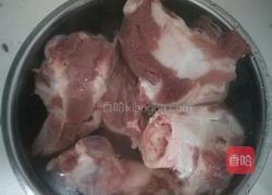 玉米胡箩卜炖筒子骨（电磁炉）的做法图解1