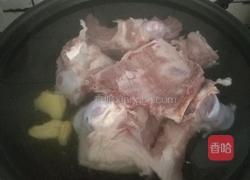 玉米胡箩卜炖筒子骨（电磁炉）的做法图解3