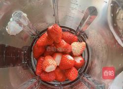 草莓黄桃酸奶奶昔（粉红佳人）的做法图解3