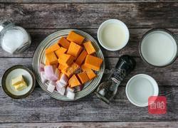 奶香南瓜浓汤的做法图解2