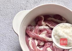 猪粉肠酸菜汤的做法图解2