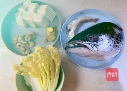 鲜甜三文鱼头豆腐汤的做法图解1