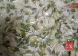 槐花鸡蛋饼的做法图解3