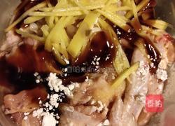 香菇炒鸡的做法图解1