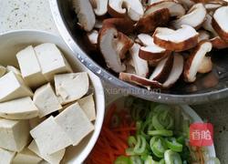 香菇炖豆腐的做法图解2
