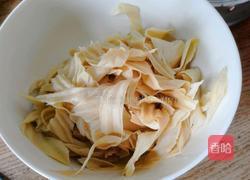 包菜炒豆皮的做法图解3