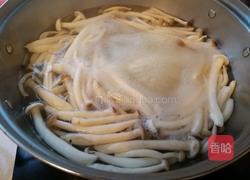 小炒蟹味菇瘦肉的做法图解2