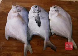 香煎鲳鱼的做法图解1