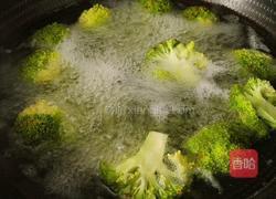 平菇炒西兰花的做法图解3