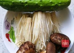 黄瓜金针菇汤的做法图解1
