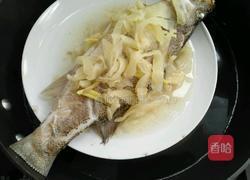 酸菜蒸鲈鱼的做法图解10