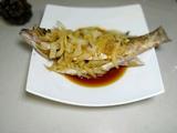 酸菜蒸鲈鱼