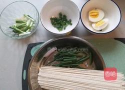 葱花清汤面的做法图解1