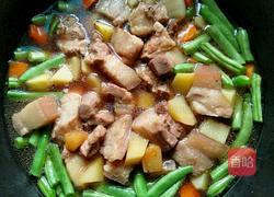 土豆四季豆炖肉的做法图解2