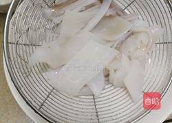 韭菜炒鱿鱼的做法图解1