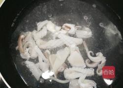 韭菜炒鱿鱼的做法图解2