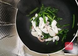 韭菜炒鱿鱼的做法图解5