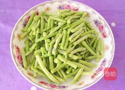 油豆腐炒豆角的做法图解2