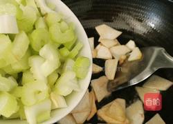 芋头炒芹菜的做法图解6