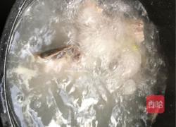 胡萝卜玉米排骨汤的做法图解2