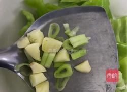 青椒炒土豆片的做法图解1