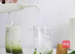 星巴克隐藏菜单中的“抹茶拿铁”的做法图解3