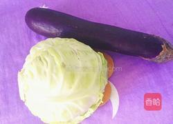 茄子炒卷心菜的做法图解1