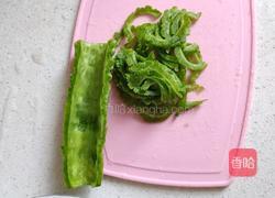 苦瓜鸡蛋饼的做法图解1