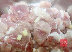 金针菇炒辣椒肉片的做法图解2