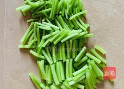 青椒炒地瓜梗的做法图解2
