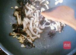 蟹味菇炒木耳的做法图解4