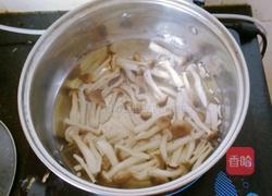 蟹味菇炒木耳的做法图解1