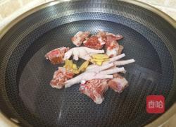 苦瓜鸡爪排骨汤的做法图解2