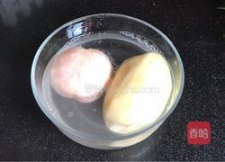 鲜桃烧土豆的做法图解1