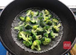 西蓝花炒西红柿的做法图解2