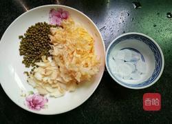 绿豆百合银耳羹的做法图解1