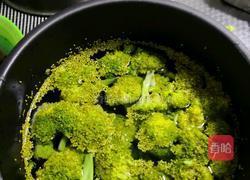 西兰花炒木耳的做法图解1