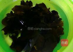 西兰花炒木耳的做法图解2