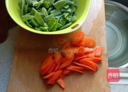 胡萝卜炒刀豆的做法图解1
