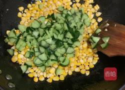 甜玉米炒胡萝卜黄瓜的做法图解5