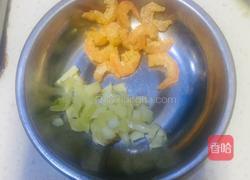 干虾仁炒小瓜的做法图解2