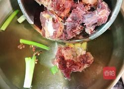 牛尾骨炖萝卜的做法图解4