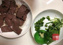 韭菜闷鸭血的做法图解1