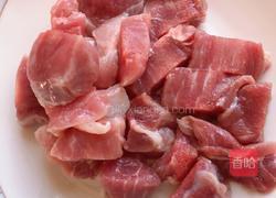 猪肉炖粉条的做法图解1