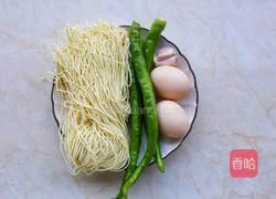 青椒鸡蛋拌面的做法图解1