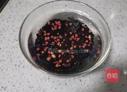 红豆黑米鸡蛋甜汤的做法图解2