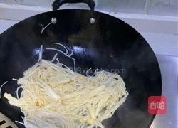金针菇烧油豆腐的做法图解3