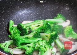 西兰花炒香菇的做法图解7